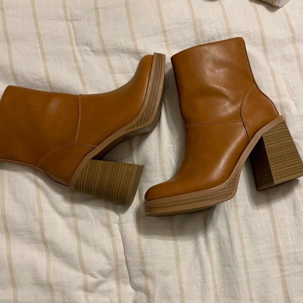 Universal Thread Olly platform boots